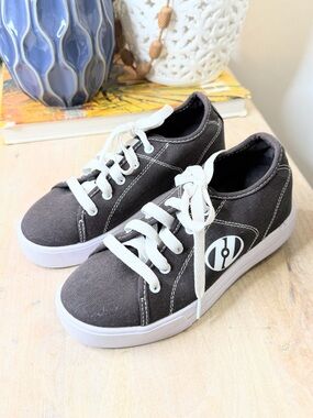 Heelys Youth Size 4 Roller Shoes Gray Canvas Lace Up Sneakers Wheels